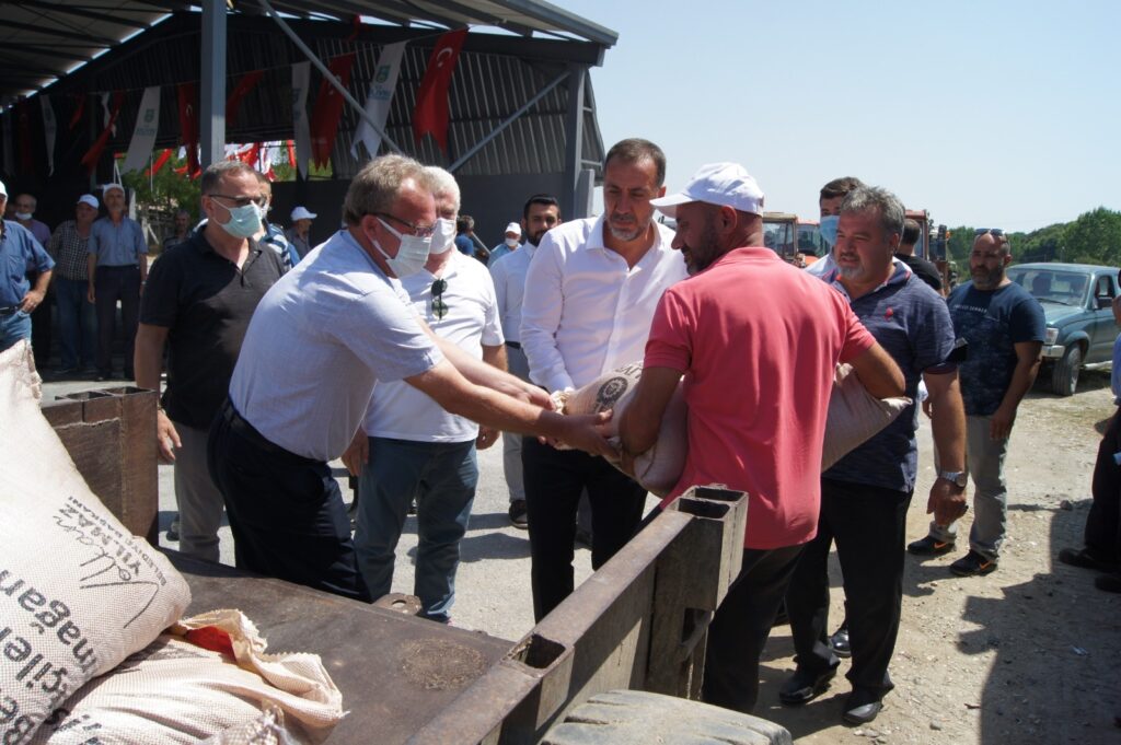 Silivri Belediyesi’nden Çiftçiye Tohum Desteği devam ediyor.