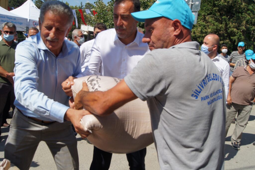 Silivri Belediyesi, çiftçiye tohumluk arpa desteğine devam ediyor.