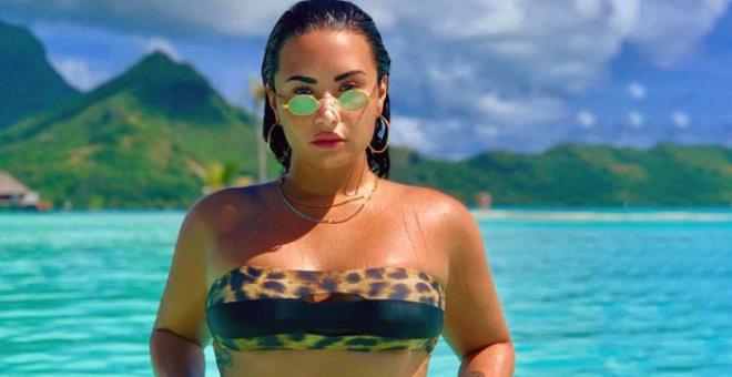 Demi Lovato’dan doğum gününe özel pozlar! Transparan beyaz mayosuyla sere serpe