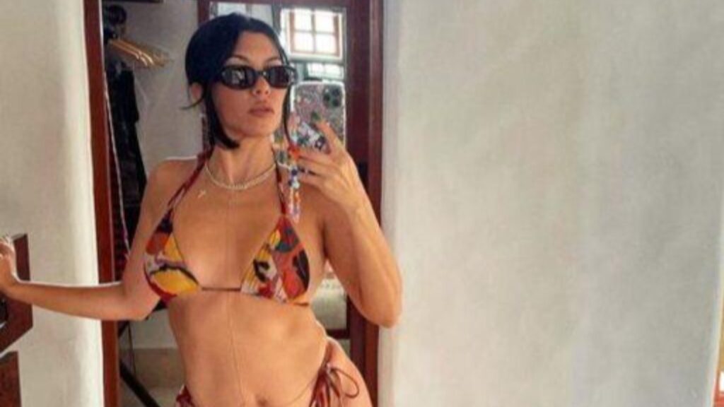 Kourtney Kardashian bikinisiyle poz verdi