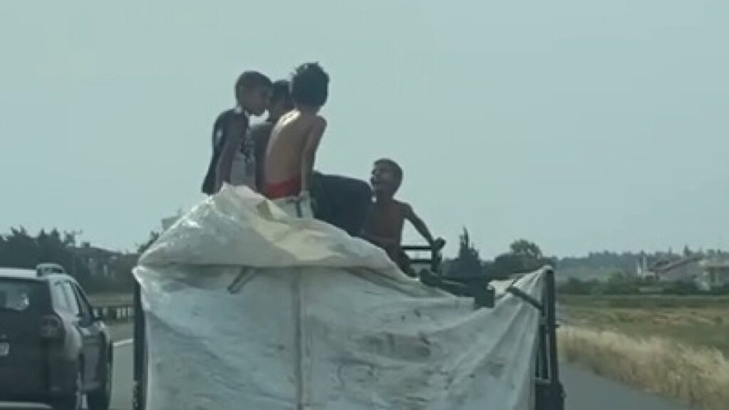 Silivri’deki çocukların, kamyonet arkasındaki tehlikeli yolculuğu