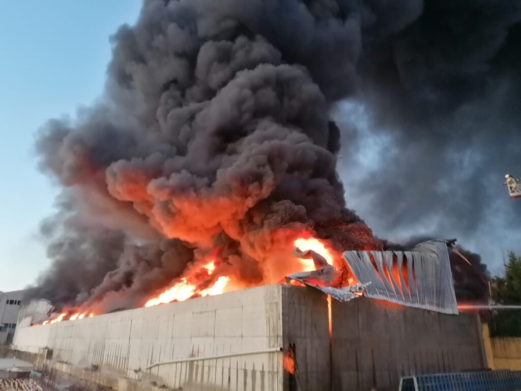 Silivri’de fabrikada yangın