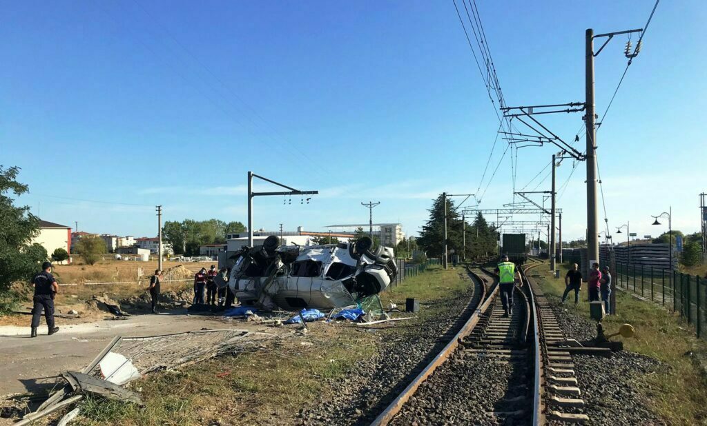 Tekirdağ’da yük treni minibüse çarptı: 6 ölü, 6 yaralı