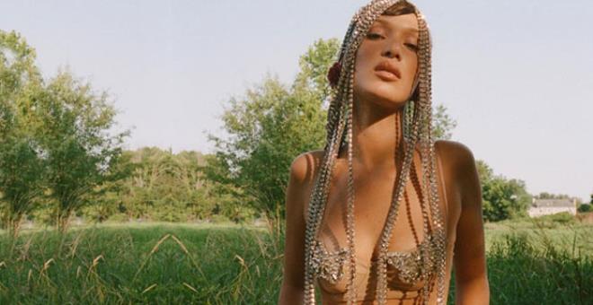 Bu kez samanlığa girdi! Güzeller güzeli model Bella Hadid’den sıra dışı pozlar
