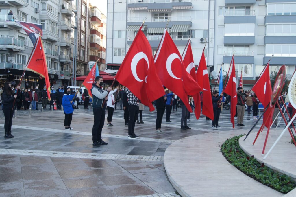 Saat 9’u 5 geçe Silivri’de hayat durdu
