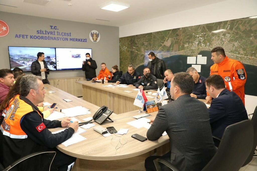 Silivri’de fırtınaya karşı acil durumlar için 444 20 47 aranabilir.
