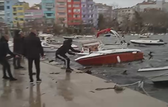 Silivri’de Fırtına Limanı vurdu, evlerin çatıları uçtu.