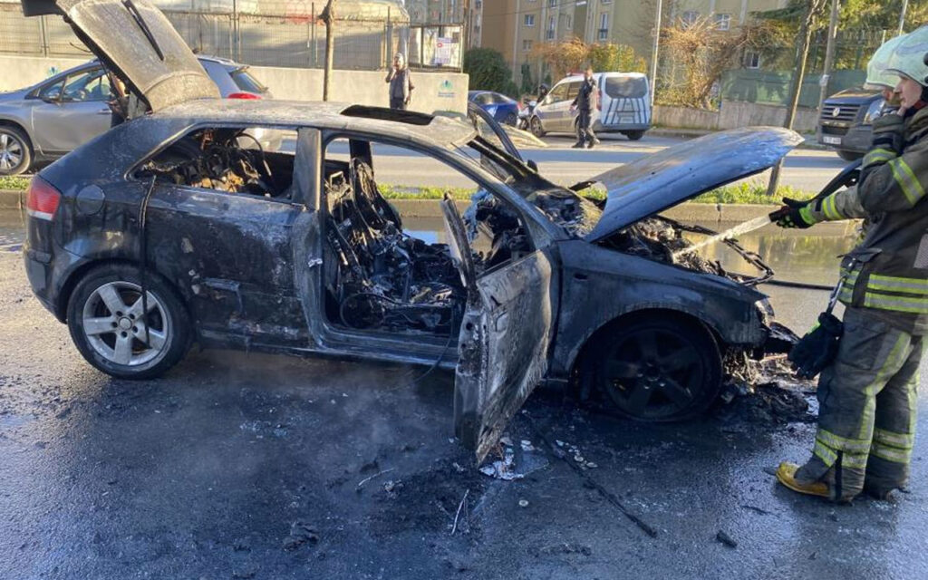Büyükçekmece’de seyir halindeki araç alev topuna döndü