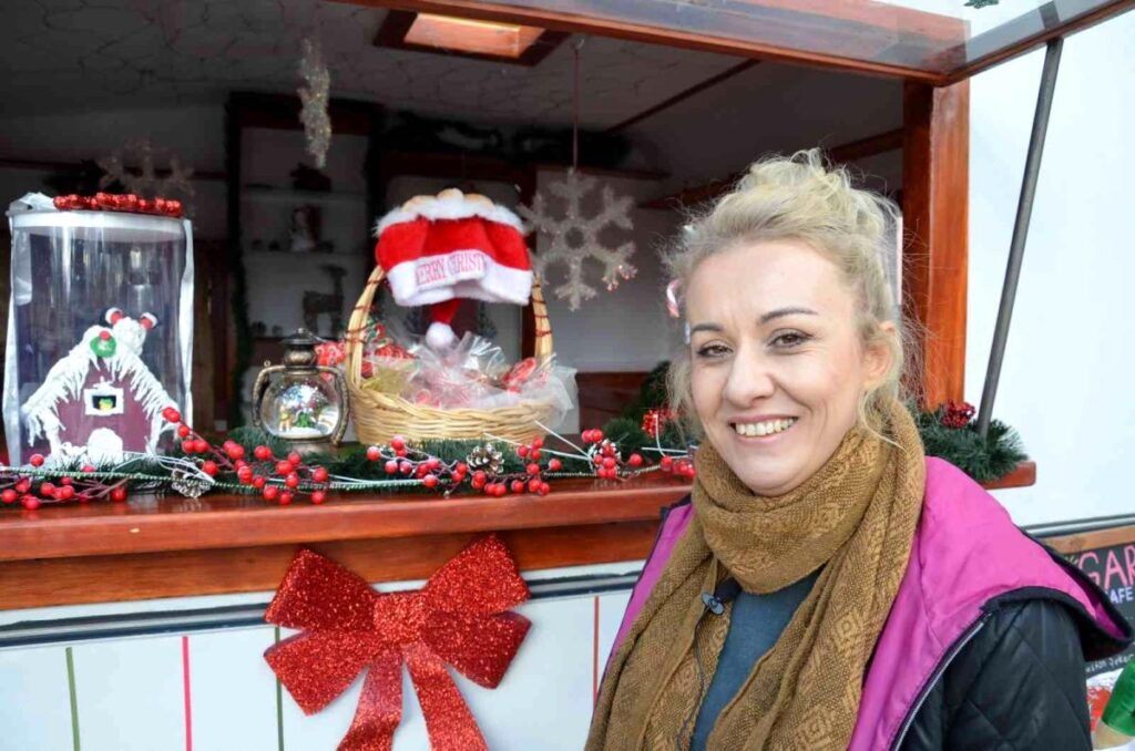 Yılbaşına hazırlanan karavan kafe görsel şölen yaşatıyor