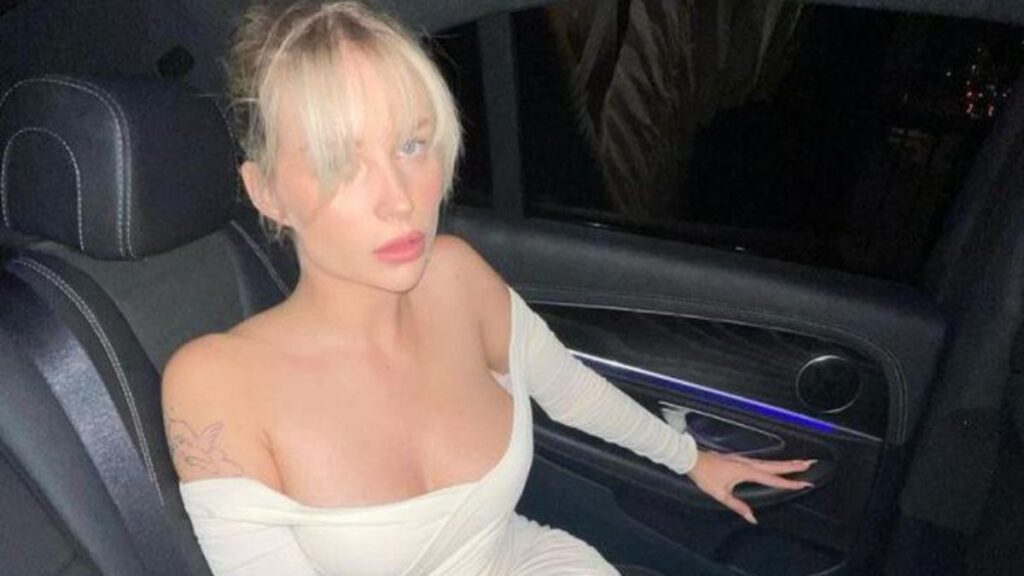 Lottie Moss’tan üstsüz paylaşımlar