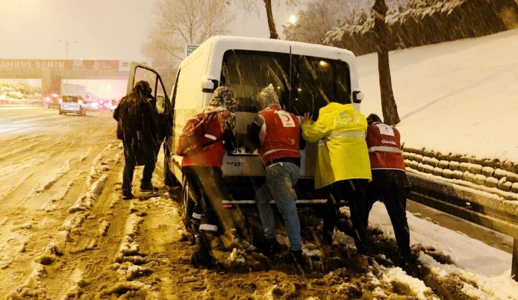 Türk Kızılay ekipleri, İstanbul’daki kar yağışından etkilenen vatandaşlara destek oluyor