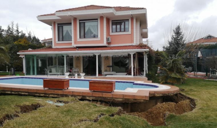 Büyükçekmece’deki milyonluk sitede ‘yarık’ paniği: Villalar kayıyor