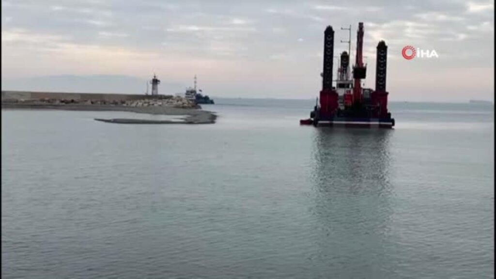 Şarkoy’de Limanı kapatan çakıllar temizleniyor