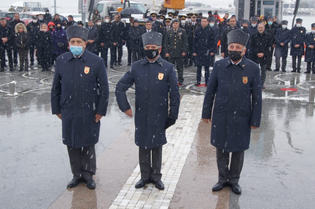 Silivri’de 18 Mart Çanakkale Zaferi töreni yoğun kar yağışı altında yapıldı