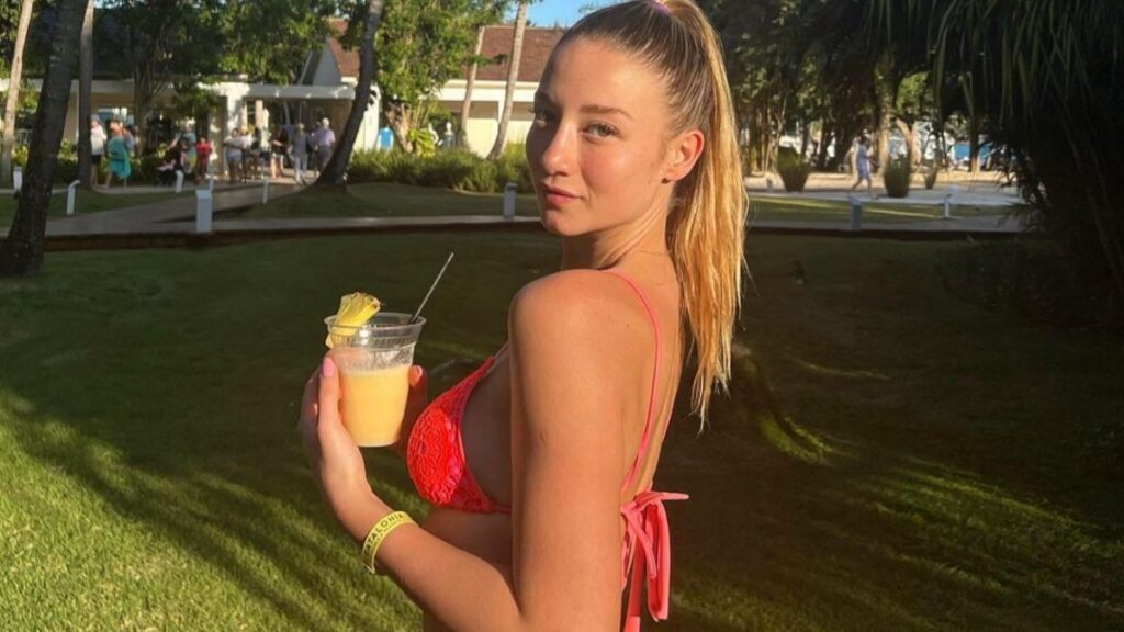 Aleyna Kalaycıoğlu kırmızı dantelli bikinisiyle şezlong şov yaptı! ‘Ayak tabanları çok iyi be’