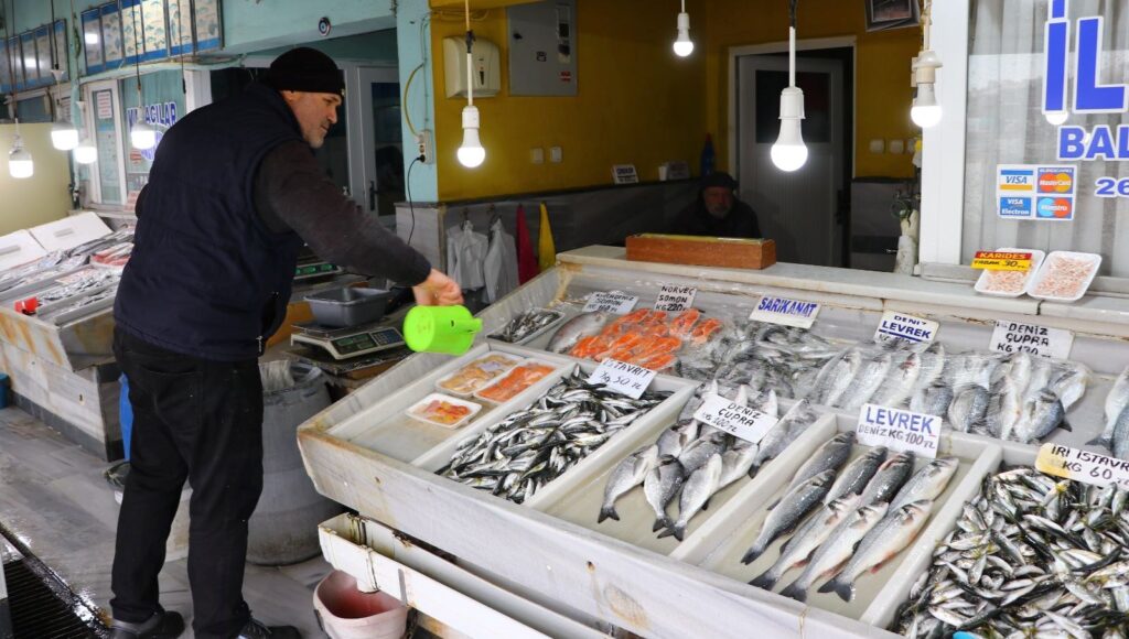 Balıkçı tekneleri limanda kaldı, fiyatlar arttı