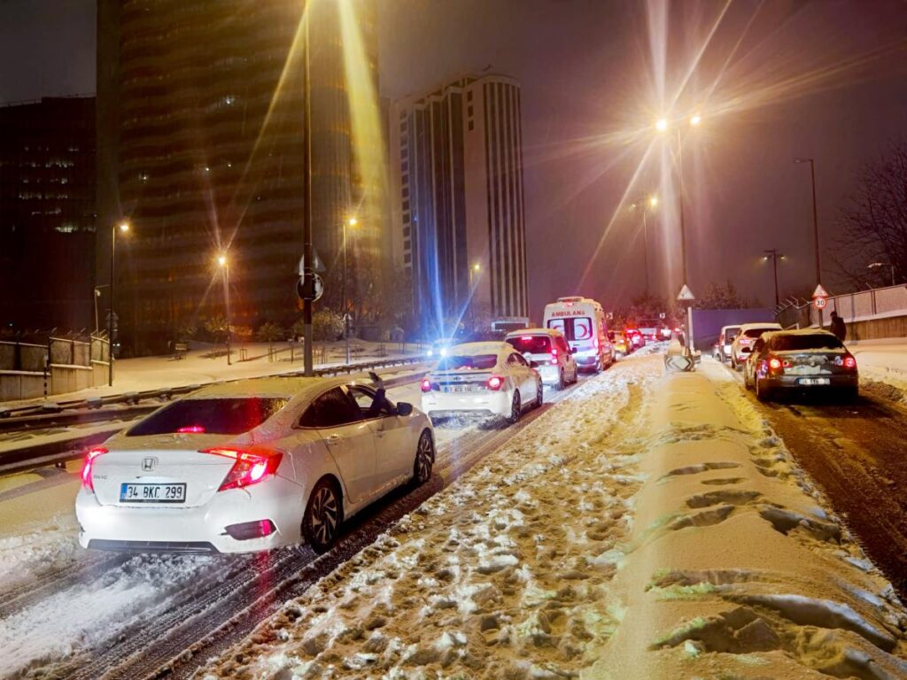 İstanbul’daki kar yağışı toplu taşımada yoğunluğa neden oldu