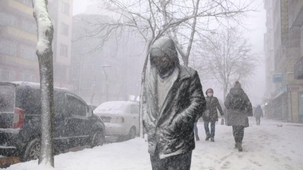 İstanbul’da turuncu alarm: Okullara günlerce kar tatili…