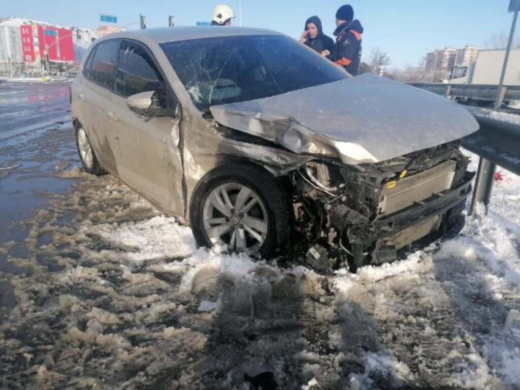 SİLİVRİ’DE SERVİS MİNİBÜSÜYLE OTOMOBİL ÇARPIŞTI 3 YARALI