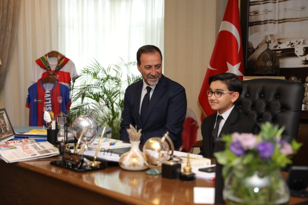 Volkan Yılmaz Belediye Başkanlığını devretti.