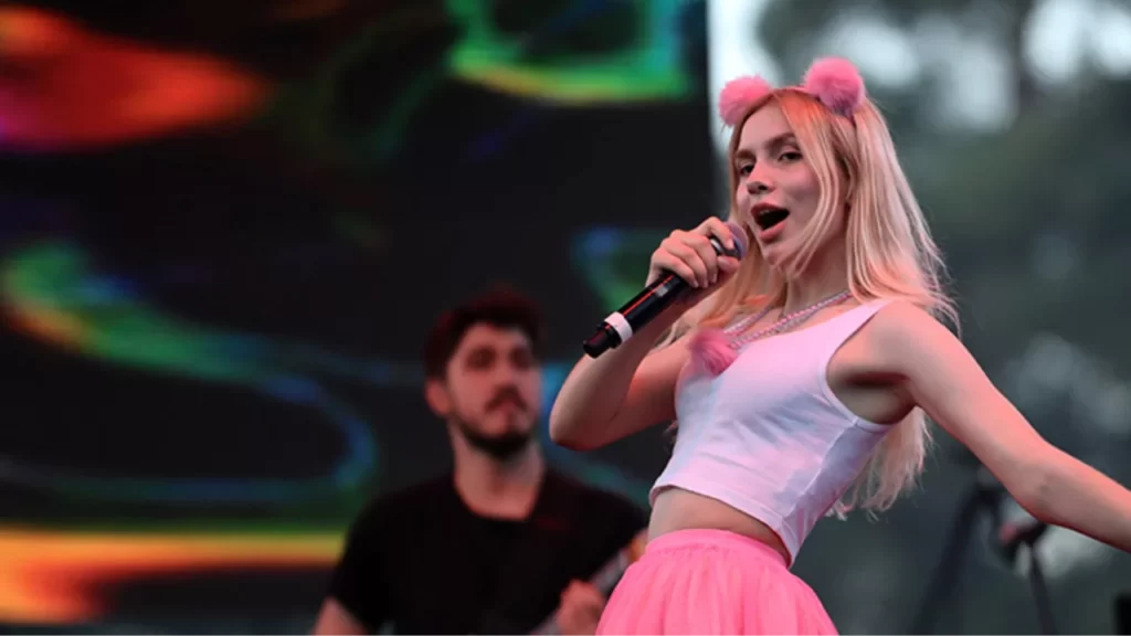 Aleyna Tilki’den sınırları zorlayan klip tanıtımı! Motorla giderken eteğini çıkarmış