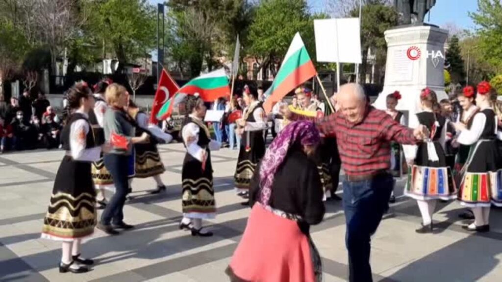 Bulgar folklor ekibi ve vatandaşlar Edirne’de Ankara havası oynadı
