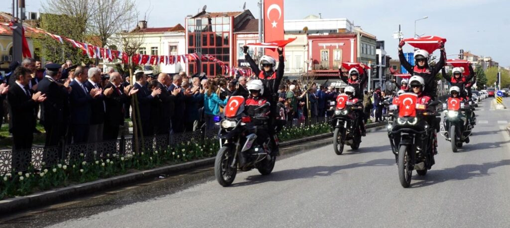 Edirne’de Polis Haftası kutlamalarında polis araçlarının geçişi ilgiyle izlendi