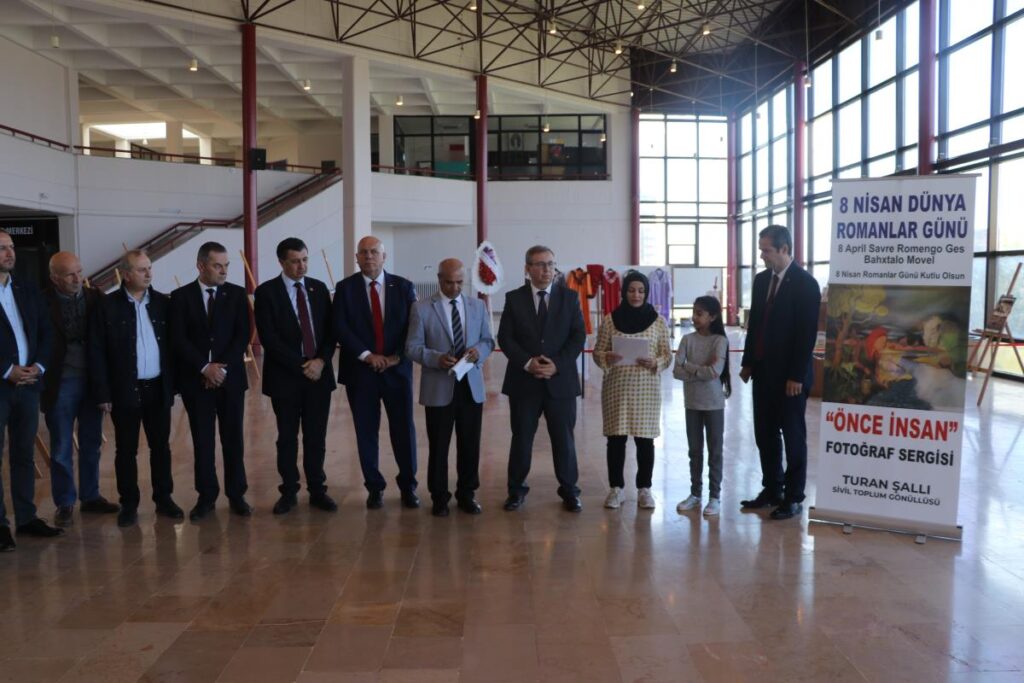 Edirne’de Romanların yaşamının yansıtıldığı “Önce İnsan” sergisi açıldı