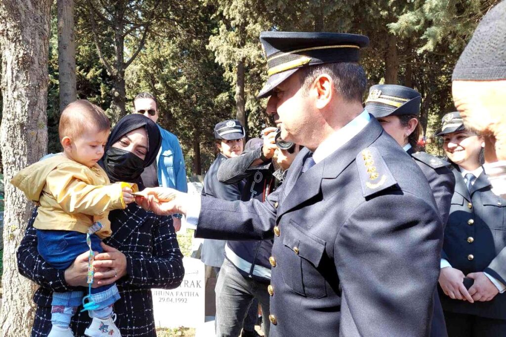 Emniyet Müdürü rozetini bebeğe hediye etti