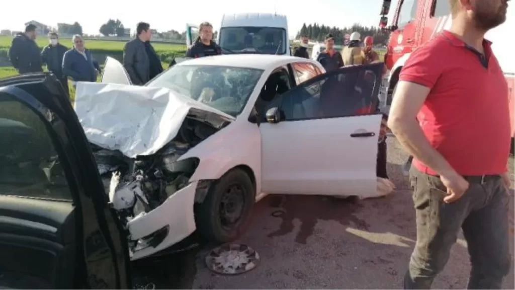 SİLİVRİ’DE İKİ OTOMOBİL KAFA KAFAYA ÇARPIŞTI 4 YARALI