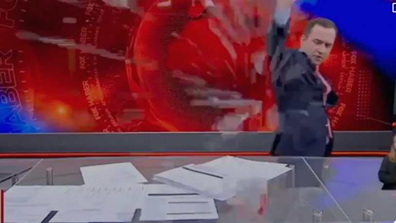 Fox Ana Haber’de habere sinirlenen Selçuk Tepeli yayını terk etti