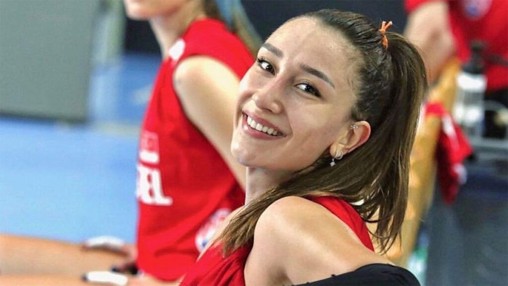 Filenin Sultanı Hande Baladın göğüs dekolteli mini elbisesiyle bacak şov yaptı! Bir bakan gözlerini alamıyor