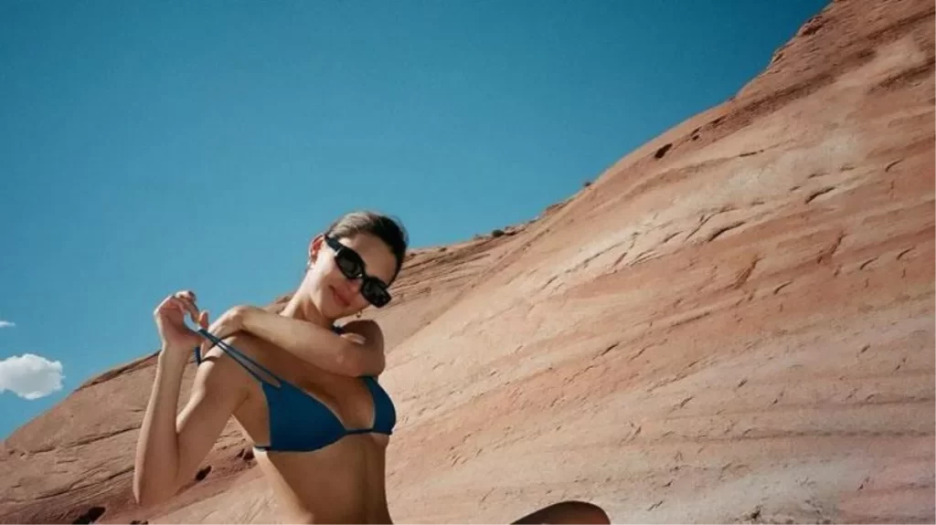 Sansüre ihtiyaç duymadı! Kendall Jenner, şezlonga çırılçıplak uzanıp poz verdi