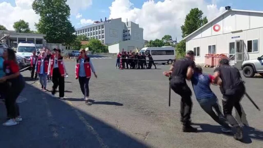 Tekirdağ’da nefes kesen deprem tatbikatı: Şarköy 7.4’le sallandı ortalık karıştı