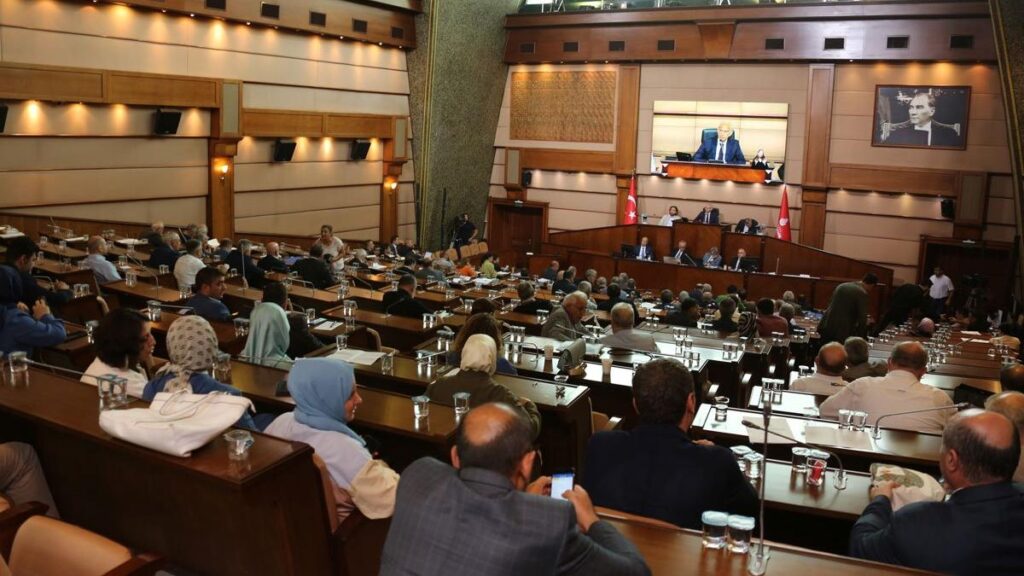 Ekonomik kriz belediyeleri vurdu: 13 belediye ek bütçe yaptı