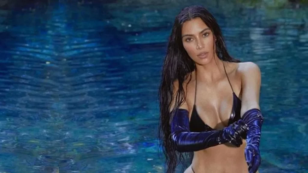 Kim Kardashian iç gösteren bikinisiyle şov yaptı
