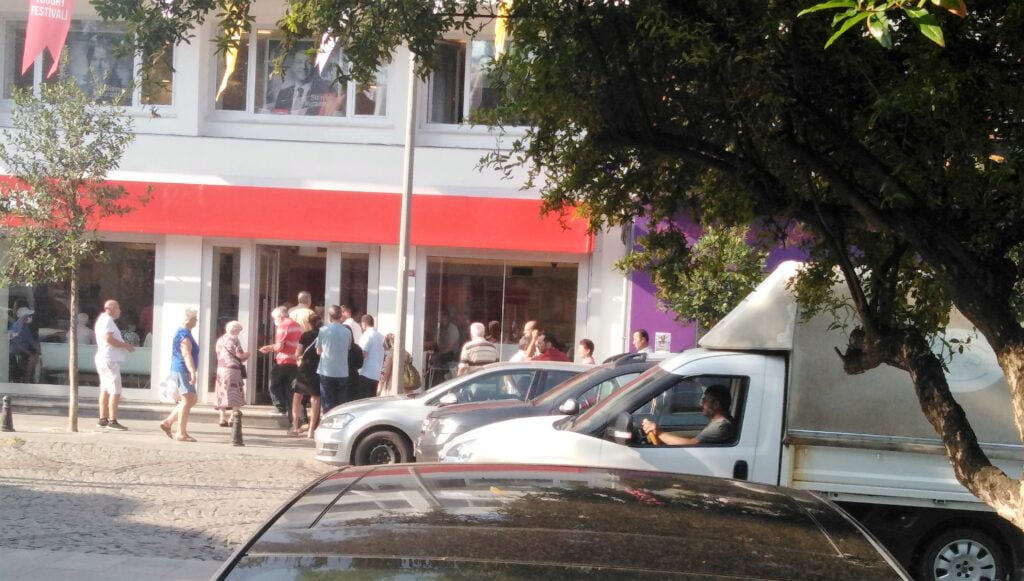 Silivri’de banka önünde 7.500 TL promosyon kuyruğu