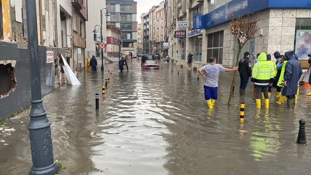 Silivri’de şiddetli sağanak yağış etkisini gösterince ulaşım felç oldu