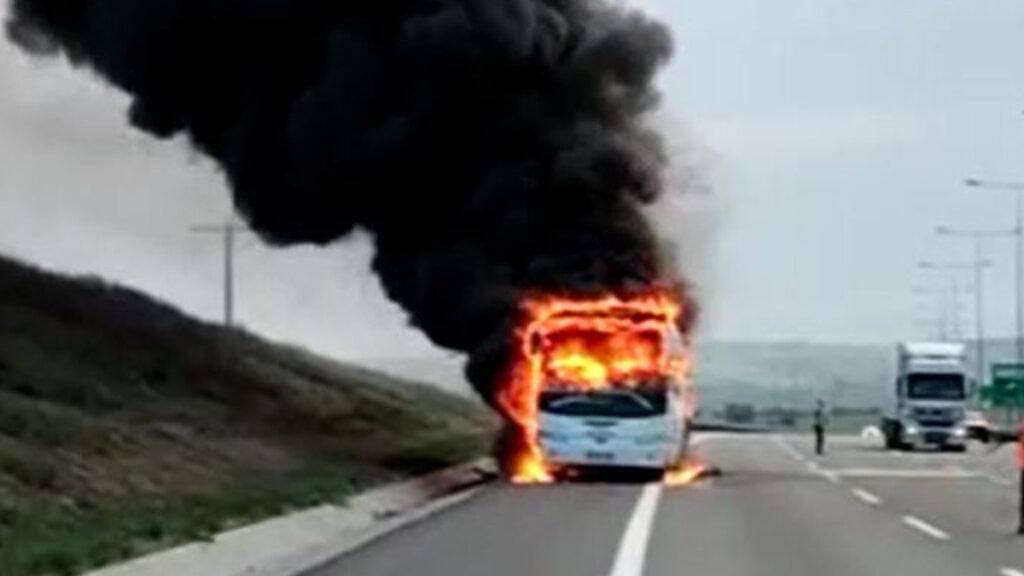 Tur otobüsü alev alev yandı! Facia kıl payı atlatıldı