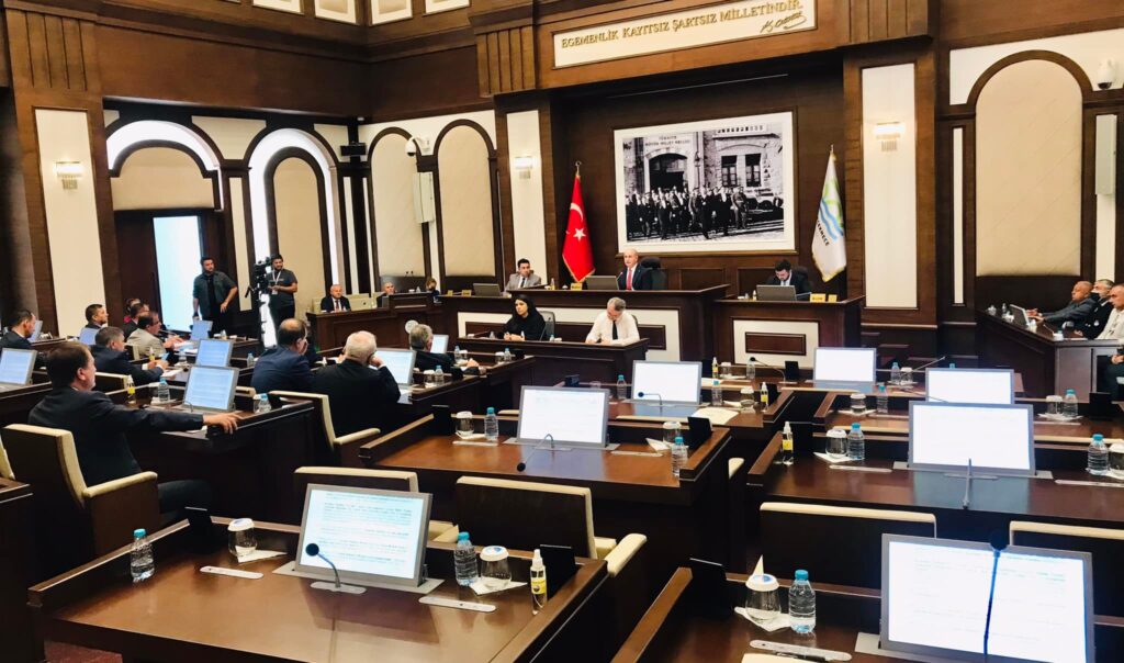 Akgün: “Kapı açık güle güle…”