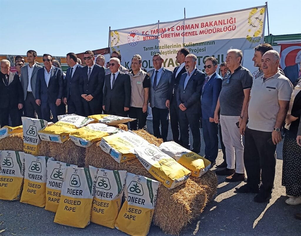 Silivri’de çiftçilere kanola tohumu dağıtıldı