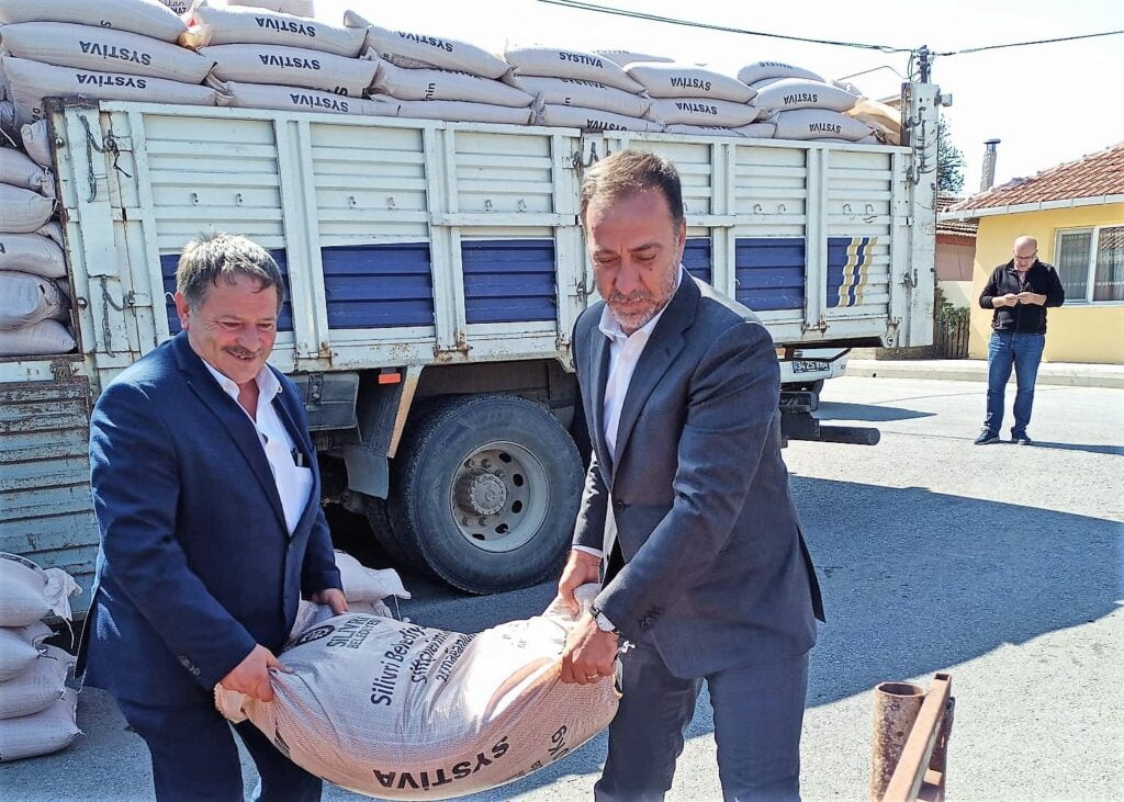 Bekirli, Kurfallı ve Fener’de tohumluk arpa dağıtımı yapıldı.