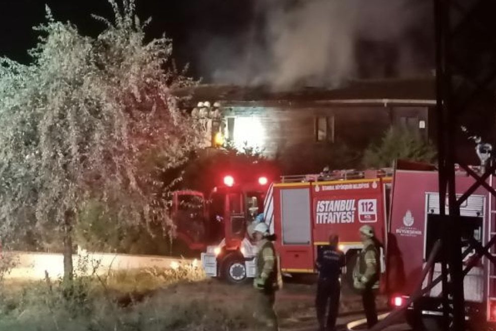 Silivri’de 2 katlı ahşap ev yandı