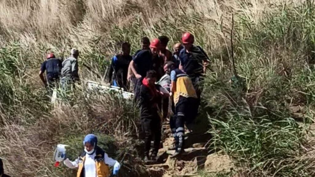 Yarlardan düşen kadın hayatını kaybetti.