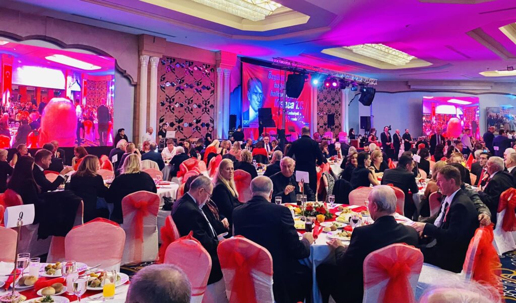 Büyükçekmece Belediyesi Geleneksel Cumhuriyet Balosu düzenledi.