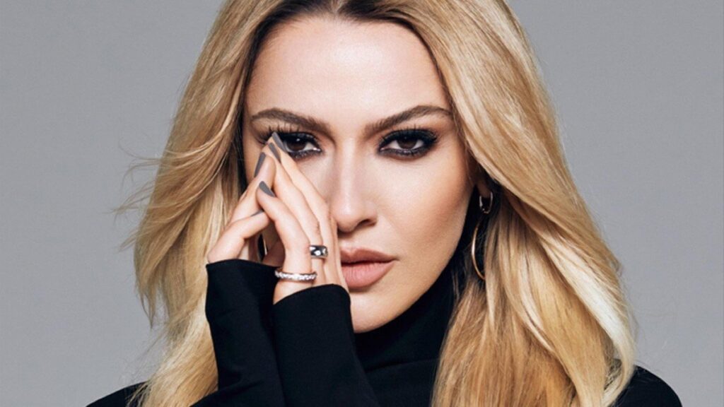 Hadise ceketinin önünü açınca olanlar oldu! Dekoltesi sosyal medyayı salladı! ‘Ayrılık yaramış’