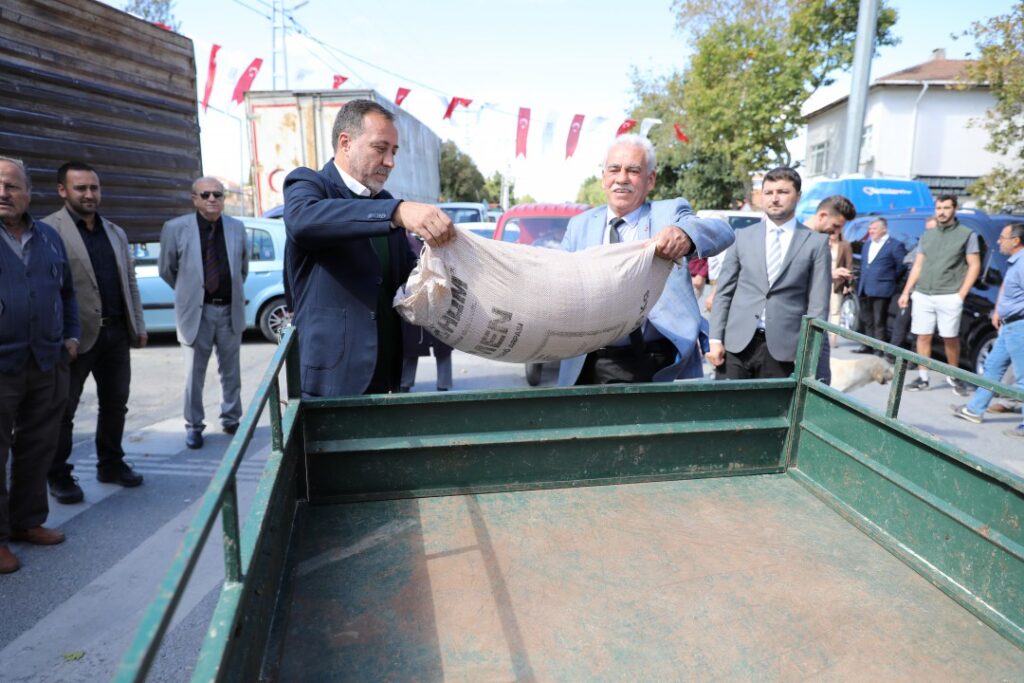 Büyükçavuşlu, Çeltik ve Yolçatı’da Yerli Tohumluk Arpa Dağıtım Töreni