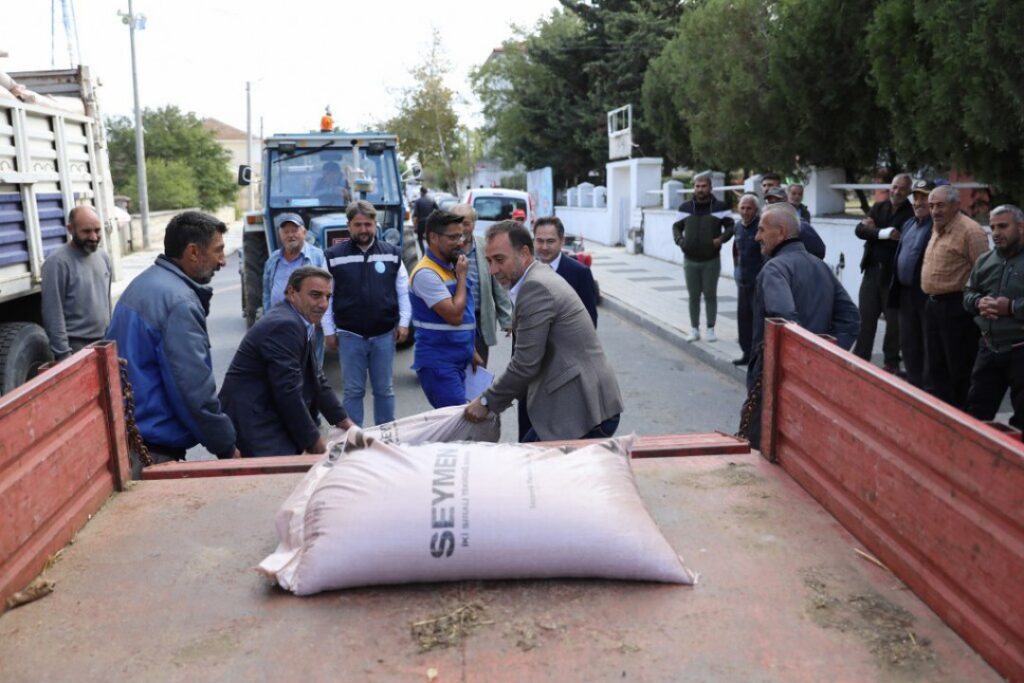 Büyüksinekli, Küçüksinekli ve Alipaşa’da yerli tohum dağıtımı yapıldı.