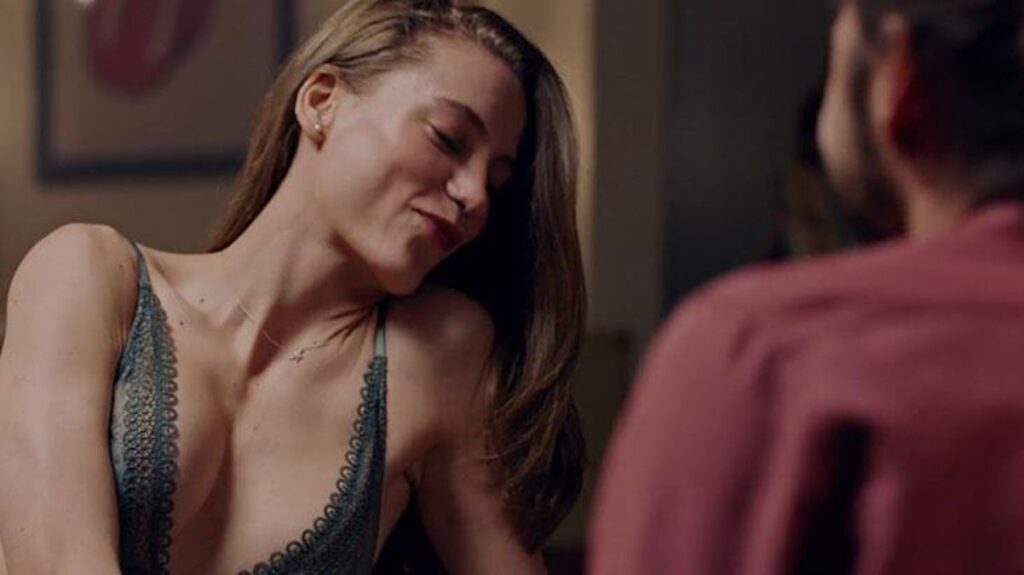 Ünlü oyuncu Serenay Sarıkaya’nın iç çamaşırsız fotoğrafı, çekimlere damga vurdu