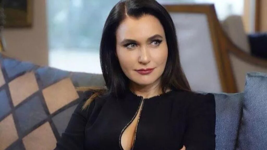Yasak Elma’nın Ender’i mini elbisesiyle mankenleri aratmadı!
